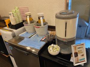 东京Hotel Business Villa Omori - Vacation STAY 08209v的厨房柜台配有咖啡壶和一些食材