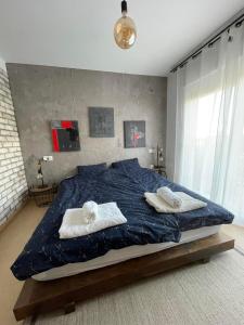 托雷帕切科Spirit of Mar Menor的一间卧室配有一张大床和毛巾