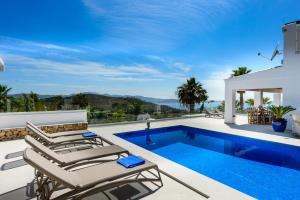 圣安东尼奥Villa Sa Rota Family的一座带游泳池和房子的别墅