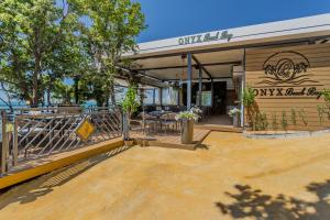 圣弗拉斯Onyx Beach Residence - Free Parking & Beach Access的享有带大楼的餐厅的外部景色