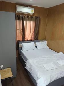 曼谷Baan Airport的一间小客房内配有两张床的卧室