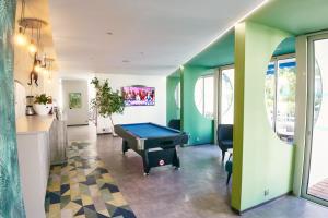 拉格朗德默特克扎尔酒店的一间设有台球桌的客房,位于拥有绿色墙壁的房间内