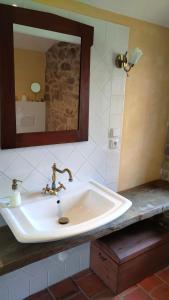 Horní PasekaOld Style Cottage的浴室设有白色水槽和镜子