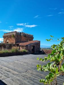 ArignanoRocca di Arignano的一座蓝色天空的古老砖砌建筑