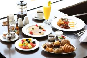 科威特福朋喜来登酒店的一张桌子,上面放着早餐盘