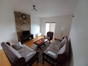 新瓦罗什Vila Bogicevic的客厅配有两张沙发和一张桌子