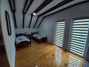 新瓦罗什Vila Bogicevic的带两张床和两个窗户的房间