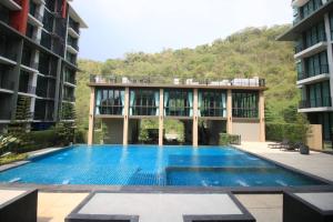 Ban Huai Sok NoiExeclusive Suite 209 by Forest Khaoyai的一座建筑物中央的游泳池