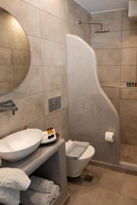 佩里萨佩里萨湾酒店的一间带水槽、卫生间和镜子的浴室