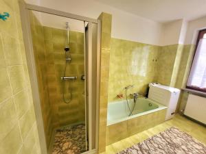 兰佐莫蒂坎塞Casa Bruno的带淋浴和浴缸及水槽的浴室