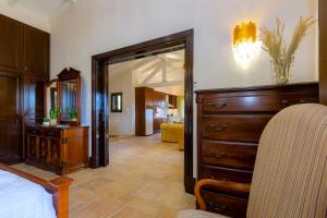 卡西奥皮Solaris Methea- Luxury Central Villa by the Castle的一间卧室配有一张床、梳妆台和镜子