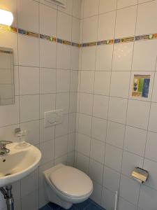洛迦诺Appartamento 464 nel CUORE di Locarno con piscina的白色的浴室设有卫生间和水槽。