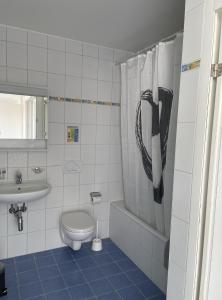 洛迦诺Appartamento 464 nel CUORE di Locarno con piscina的一间带卫生间和水槽的浴室