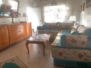 阿加迪尔Appartment Avenue Hassan II的带沙发和咖啡桌的客厅