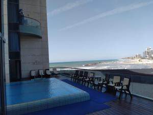 荷兹利亚Bדירות נופש מרינה הרצליה的酒店设有一个游泳池,享有海滩美景