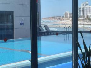 荷兹利亚Bדירות נופש מרינה הרצליה的从酒店客房可欣赏到游泳池的景色
