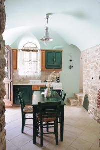 KalamotiYi artistry 1-bedroom medieval holiday house的一间厨房,里面配有桌椅