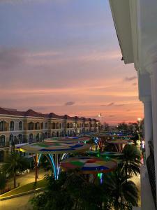 富国Sel de Mer Apartment Grand World Phu Quoc的享有大楼的夜间景致