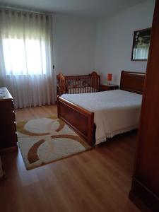 塞亚Casa do Campo的一间卧室配有一张床,铺有木地板。