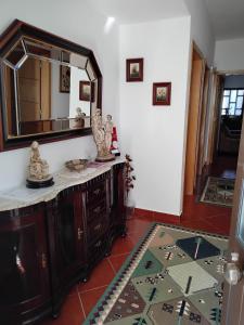 塞亚Casa do Campo的浴室铺有瓷砖地板,配有带镜子的梳妆台。
