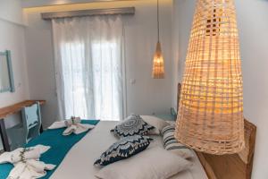 帕莱欧卡斯提撒Nausika Rustic Cottage的一间卧室配有一张带枕头的床和吊灯。