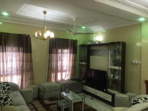 SukutaKalsa Residence的带沙发和大电视的客厅