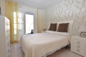 马尔德·克里斯塔尔MAR DE CRISTAL CHALET的卧室配有白色的床和窗户。