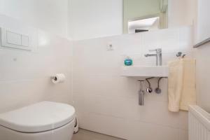 汉诺威Privat Zimmer Richtung Messe的白色的浴室设有卫生间和水槽。