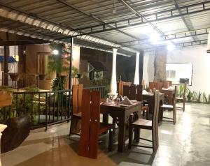 达瓦拉维Imperial Resort的一间带桌椅的用餐室