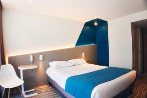 拉格朗德默特克扎尔酒店的一间卧室配有一张蓝色墙床