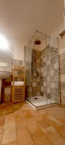 马泰拉Spartivento Apartments的带淋浴的浴室和玻璃墙