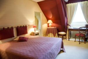 圣马洛马洛涅瓦马瑞酒店的一间卧室配有一张床、一张书桌和一个窗户。
