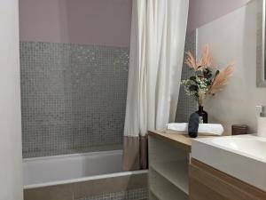 安锡Manoir 4 étoiles - 2 chambres, proche lac的带浴缸和盥洗盆的浴室