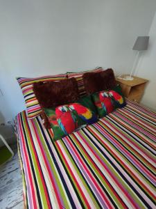 巴塞罗那Apartment Barca 1 Camp Nou的床上配有色彩缤纷的毯子和枕头