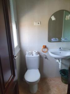 拉瓦克拉A Concha的一间带卫生间和水槽的浴室