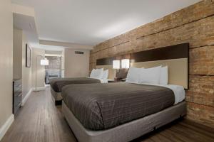 新奥尔良圣克里斯托弗贝斯特韦斯特酒店的砖墙旅馆客房的两张床
