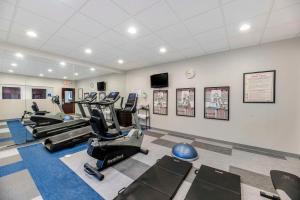 安德鲁斯Comfort Inn & Suites的健身房设有数台跑步机和健身器材