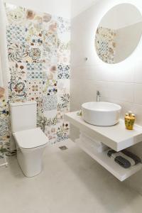 佩里萨Villa Limnes的浴室配有白色卫生间和盥洗盆。