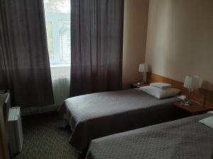 纳尔瓦约埃苏耶斯酒店的酒店客房设有两张床和窗户。