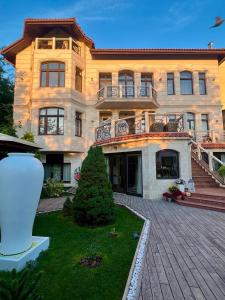 敖德萨Villa-Sofia Mini-hotel的前面有大院子的大房子
