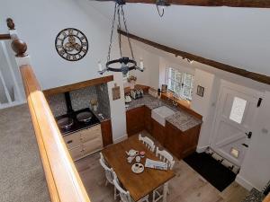 WinsfordKarslake Cottage的带桌子的厨房的顶部景色