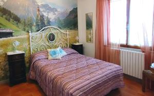 马焦内I Pini House的一间卧室配有一张壁画床