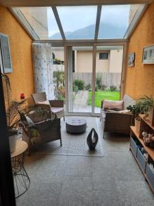 戈尔多拉Ampie camere con balcone giardino e piscina的客厅配有家具和大窗户。