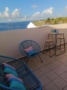 勒穆莱Cibuqueira numéro 7, Centre ville, vue sur mer , plage à pied的一个带桌椅的海景阳台