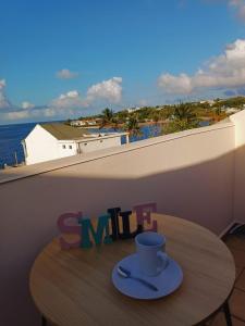 勒穆莱Cibuqueira numéro 7, Centre ville, vue sur mer , plage à pied的阳台上的桌子和咖啡杯