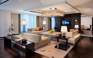 钱德加尔JW万豪昌迪加尔酒店的客厅配有家具和吊灯。