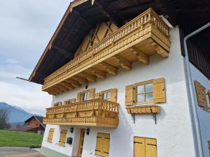 弗拉斯多夫Seeberghof的旁边设有木制阳台的建筑