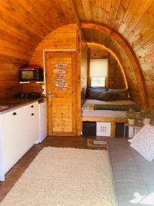 沃泽拉Gallas Pod House的一间小房间,设有厨房和一间位于小屋的卧室