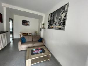 尼斯Nice appartement Avenue des Fleurs的客厅配有沙发和桌子