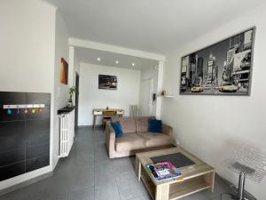 尼斯Nice appartement Avenue des Fleurs的客厅配有沙发和桌子